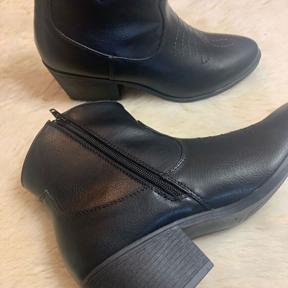 TRUE CRAFT Black Western the Winnie
Ankle Bootie size 8 - Picture 6 of 7